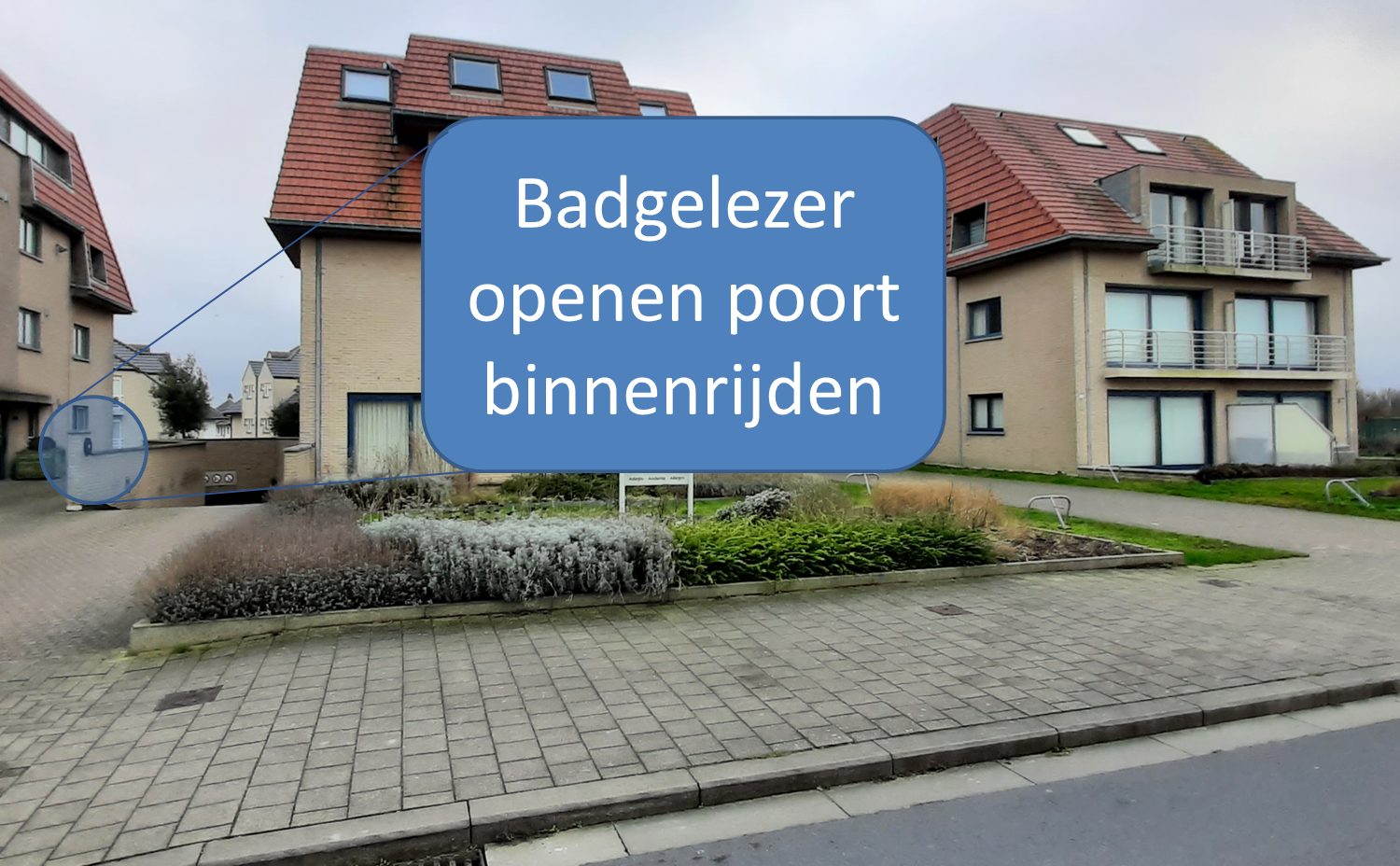 Plaats van de bagdelezer voor het openen van de poort bij het binnenrijden.